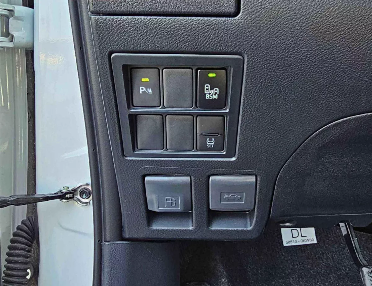 Toyota Hilux TOYOTA HILUX SR5 DOUBLE CABIN || 2.4L DIESEL V4 A/T 4WD | DIFF LOCK | BSM (CODE # HDFAA) WHITE 2026-24-0