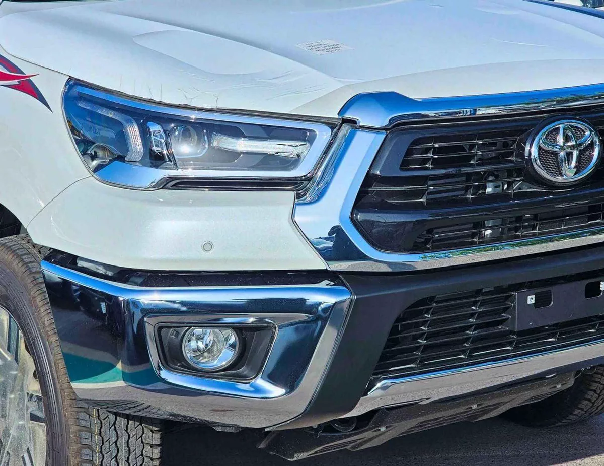 Toyota Hilux TOYOTA HILUX SR5 DOUBLE CABIN || 2.4L DIESEL V4 A/T 4WD | DIFF LOCK | BSM (CODE # HDFAA) WHITE 2026-6-0