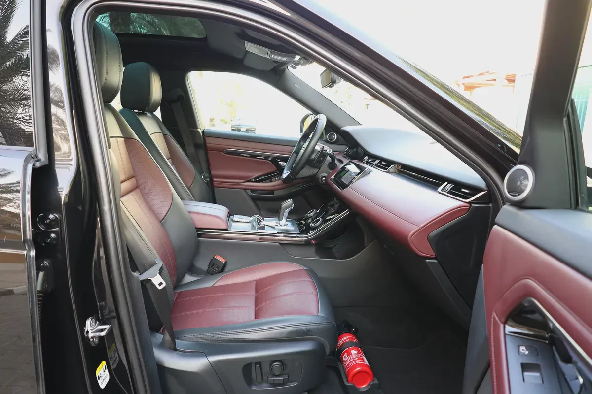 EVOQUE P250 HSE - GCC SPECS - FULL SERVICE HISTORY - ACCIDENT FREE - UNDER WARRANTY --17-17
