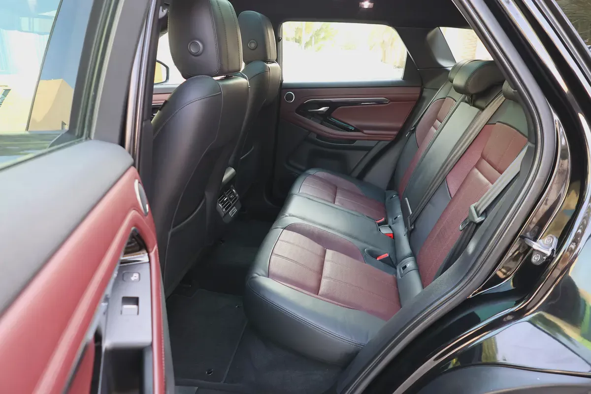 EVOQUE P250 HSE - GCC SPECS - FULL SERVICE HISTORY - ACCIDENT FREE - UNDER WARRANTY --18-18