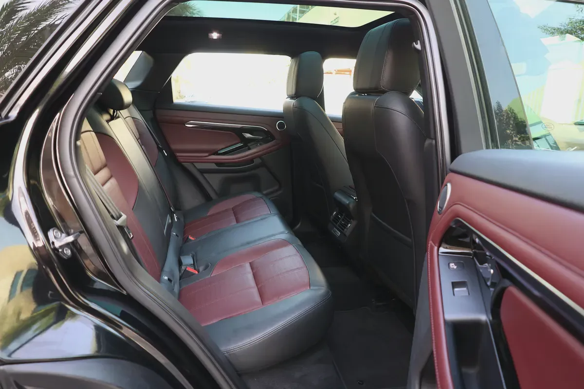 EVOQUE P250 HSE - GCC SPECS - FULL SERVICE HISTORY - ACCIDENT FREE - UNDER WARRANTY --19-19
