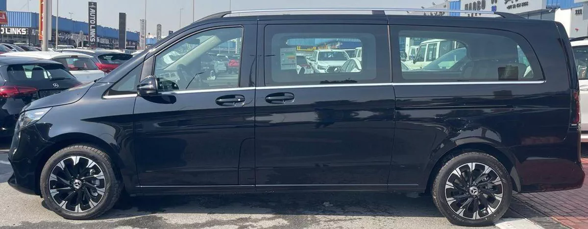 Mercedes Benz V300 Avantgarde Under Agency Warranty 2026 GCC-4-0