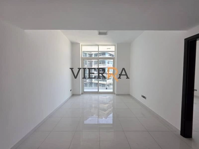 Spacious | Vacant | Prime Location l Perfect View-0