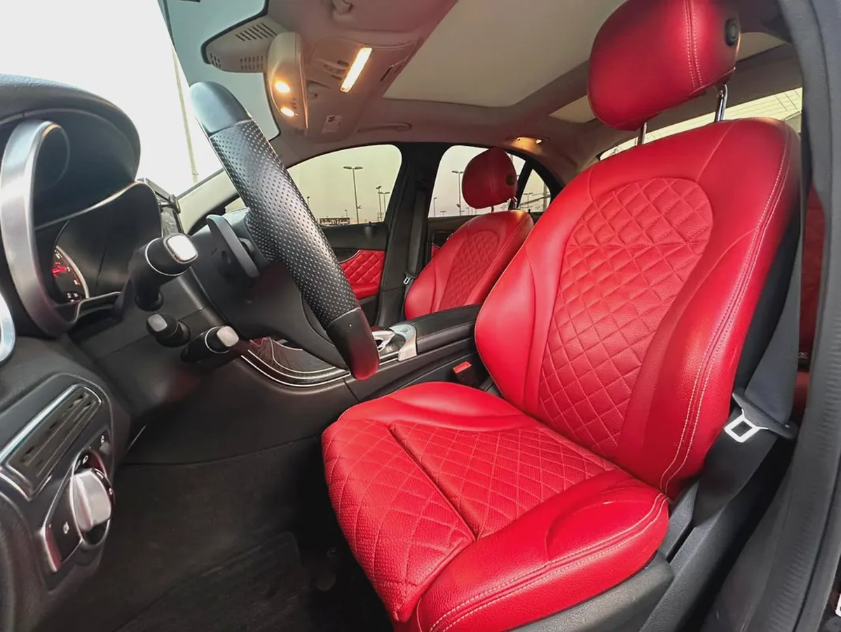 Mercedes-Benz C 300 AMG 2019 - American Specs-5-5