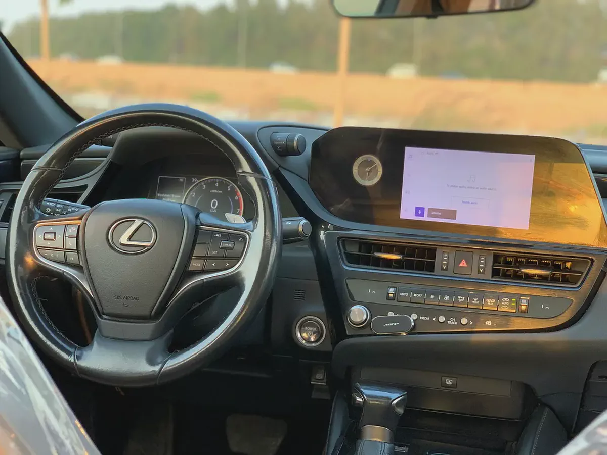 ES 300h | 2023 model | GCC Specs | 2.5L 4-Cyl Hybrid engine-8-8