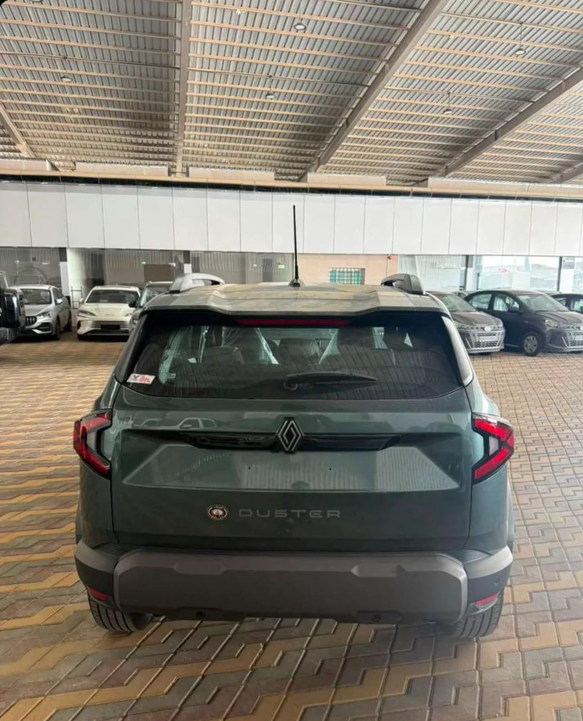 RENAULT DUSTER PETROL-3-3
