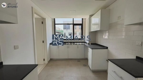 End Unit Villa With Study Room in Excellent Community
