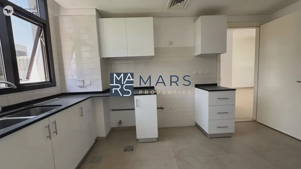 End Unit Villa With Study Room in Excellent Community