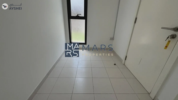 End Unit Villa With Study Room in Excellent Community