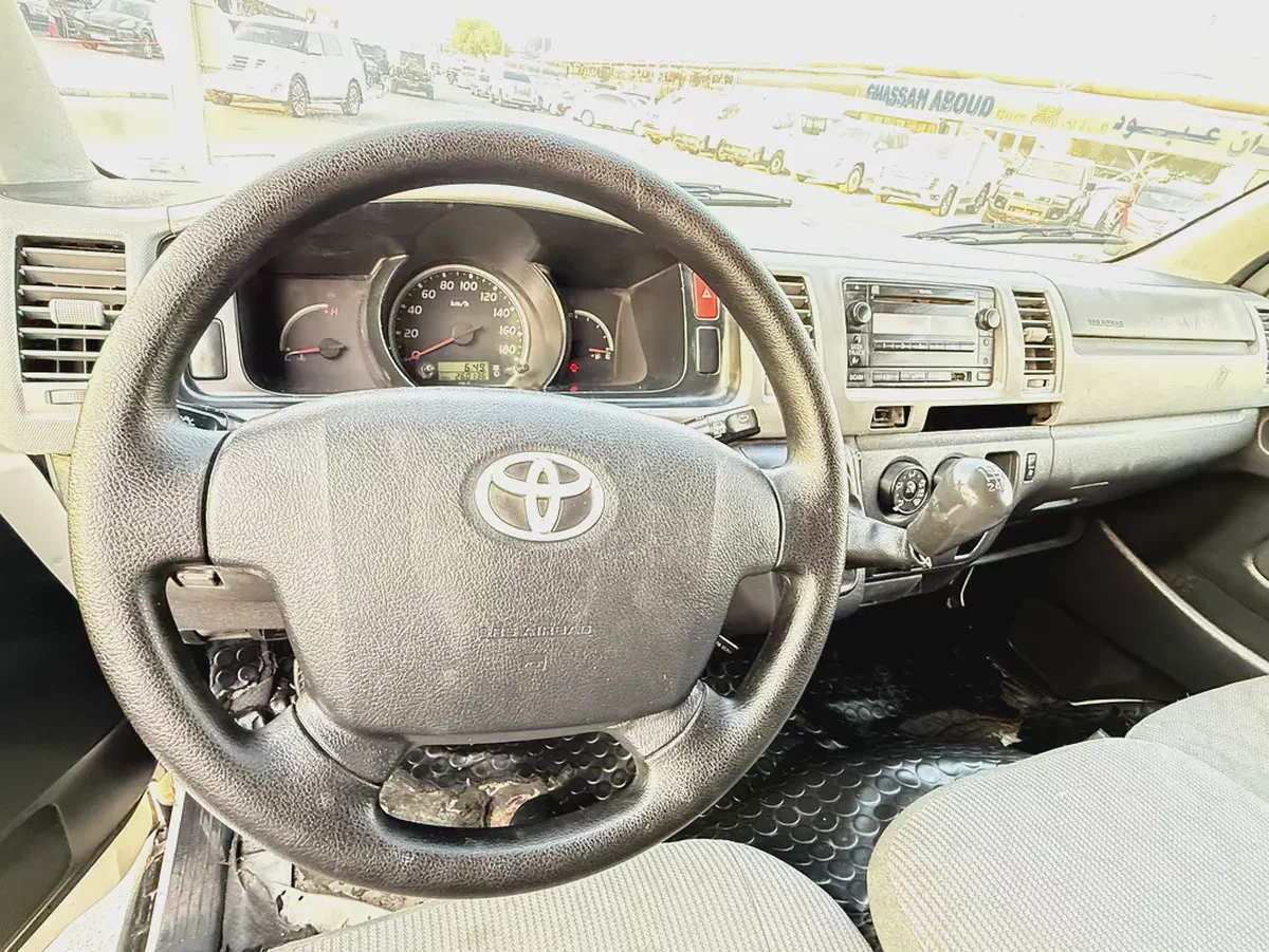 Toyota Hiace 2012 GCC Specs-passenger Van - excellent condition-18-18