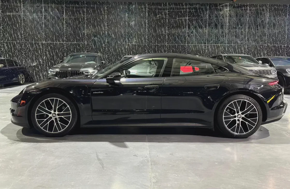 Exclusive Offer | GCC | Very Low Mileage | Warranty 2027 | Al Naboodah Full Service History-5-5