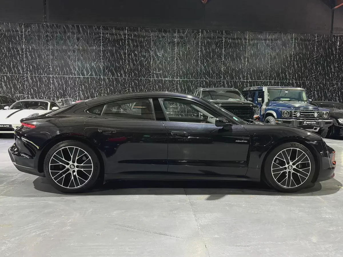 Exclusive Offer | GCC | Very Low Mileage | Warranty 2027 | Al Naboodah Full Service History-7-7