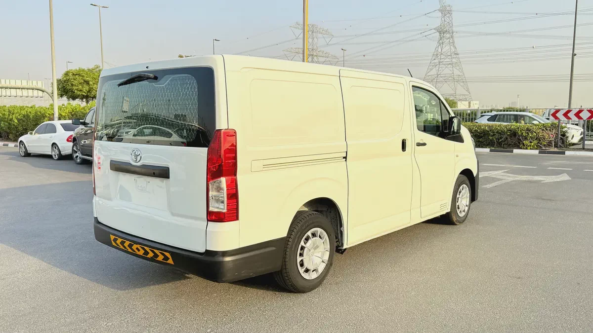 Toyota Hiace 2022 GCC Specs - cargo Van,excellent condition-9-9