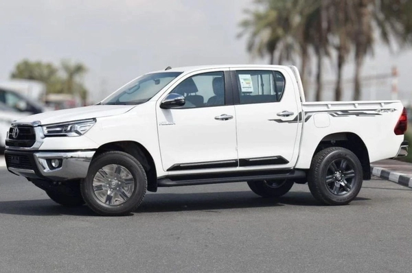 Toyota Hilux  SR5 2.7L AT PETROL 2025