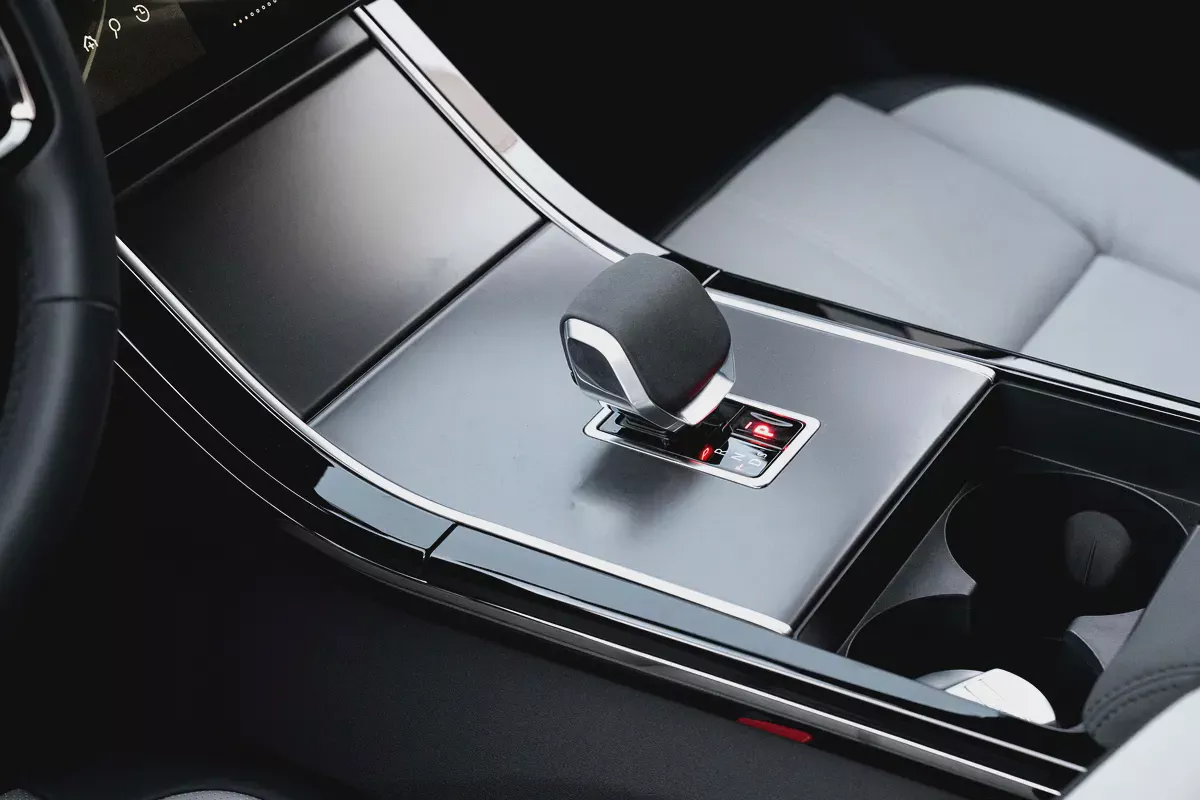 4,896 P.M | VELAR SE R-DYNAMIC | 2028 WARRANTY | 0% Downpayment-9-9