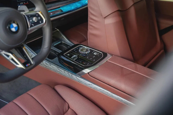BMW 735i M Sport Individual – 2026 | GCC | Only 2,478 KM | AED 399,000