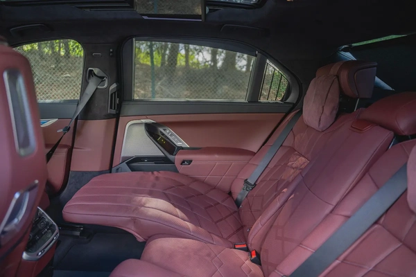 BMW 735i M Sport Individual – 2026 | GCC | Only 2,478 KM | AED 399,000