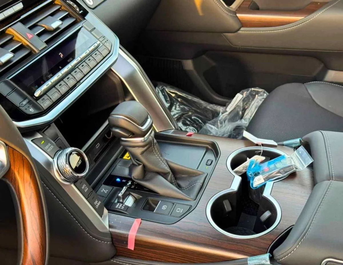 Toyota Land Cruiser GXR 3.3L DIESEL || LEATHER WITH PWR SEATS | RADAR | FRONT CAMER | BIG DVD | JBL SPEAKERS (CODE # LCD-17-0