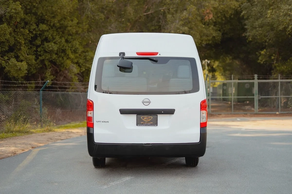 High-Roof 13-Seater Passenger Van | Automatic | GCC Specs | Ref#N75900