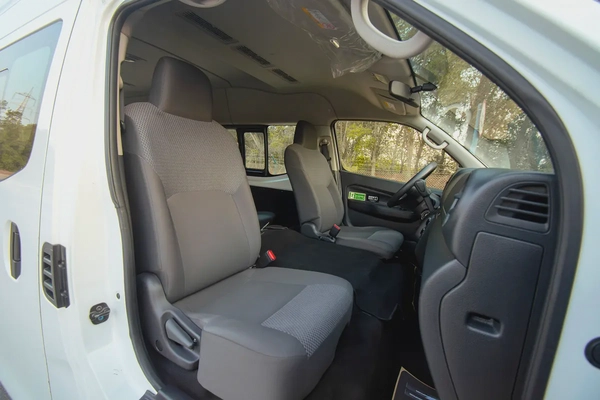 High-Roof 13-Seater Passenger Van | Automatic | GCC Specs | Ref#N75900