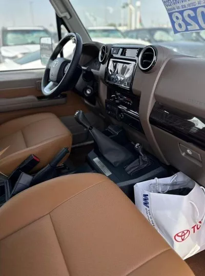 Toyota Land Cruiser 70 HT VXR Toyota Land cruiser LC71 4.0P Full Option MT MY2022-White70 universally-3