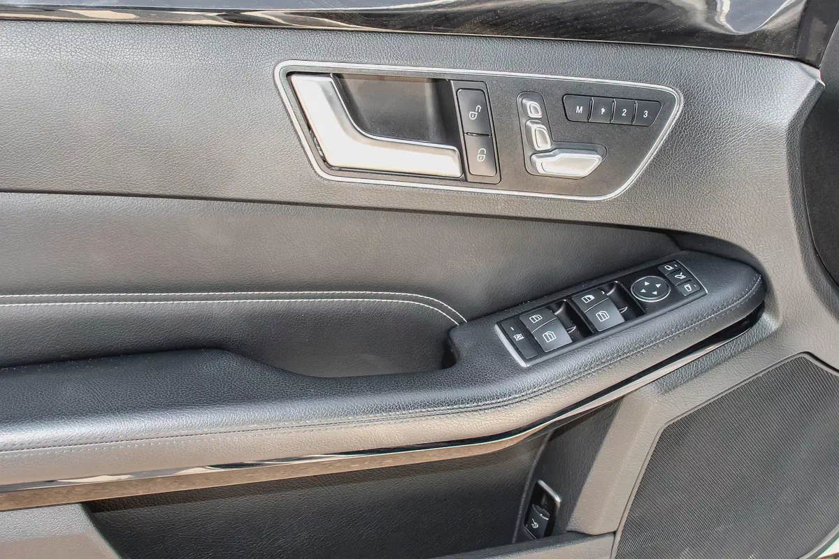 2014 Mercedes-Benz E-Class E 300 4MATIC Japanese Specs-16-16