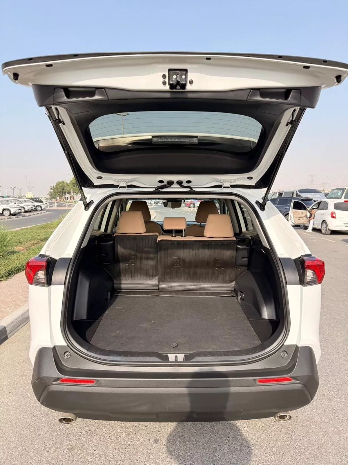 Toyota RAV4 XLE HEV Hybrid XLE 2.5L-19-0