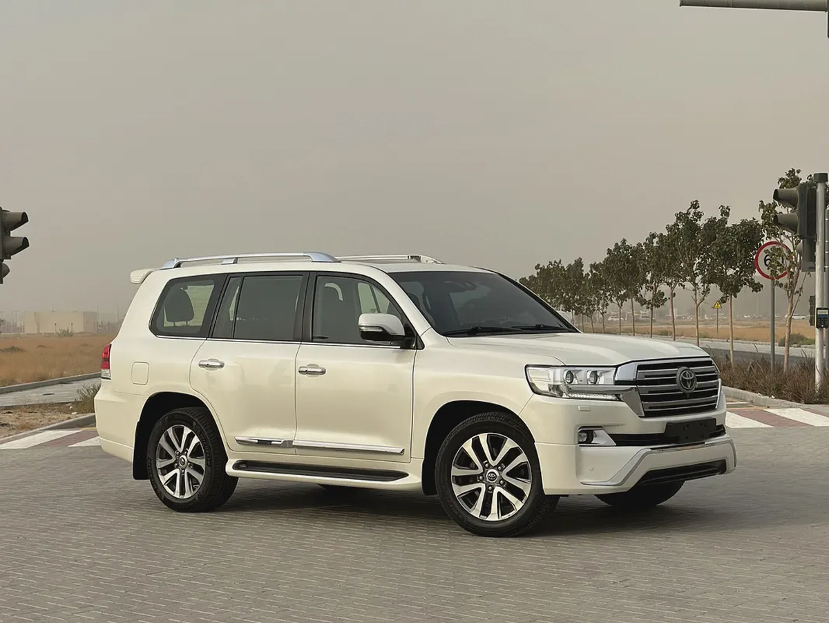2016 Toyota Land Cruiser VXR | V8 5.7L | GCC Specs | White / Brown Leather | AED 145,000