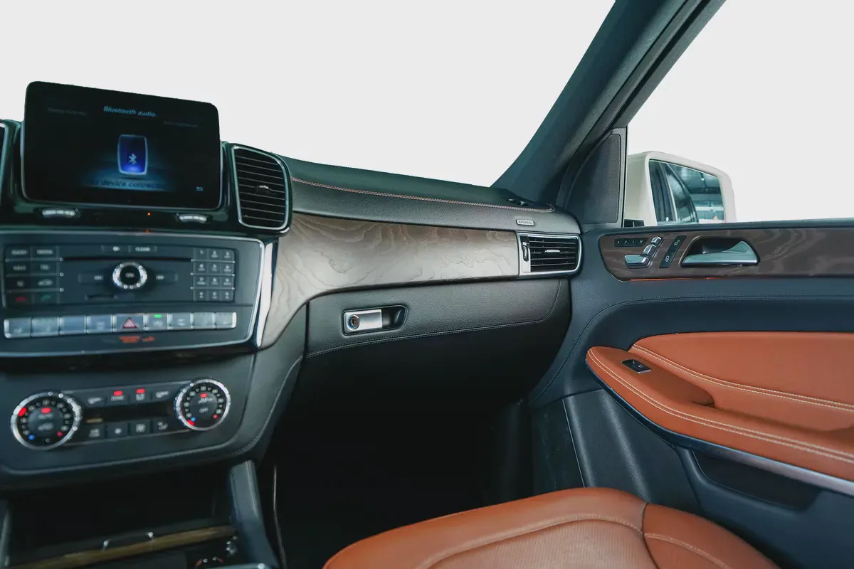Mercedes Benz GLS 500 4 MATIC-GCC-7 Seats-AMG Body Styling-Full Options-Excellent Condition-10-10