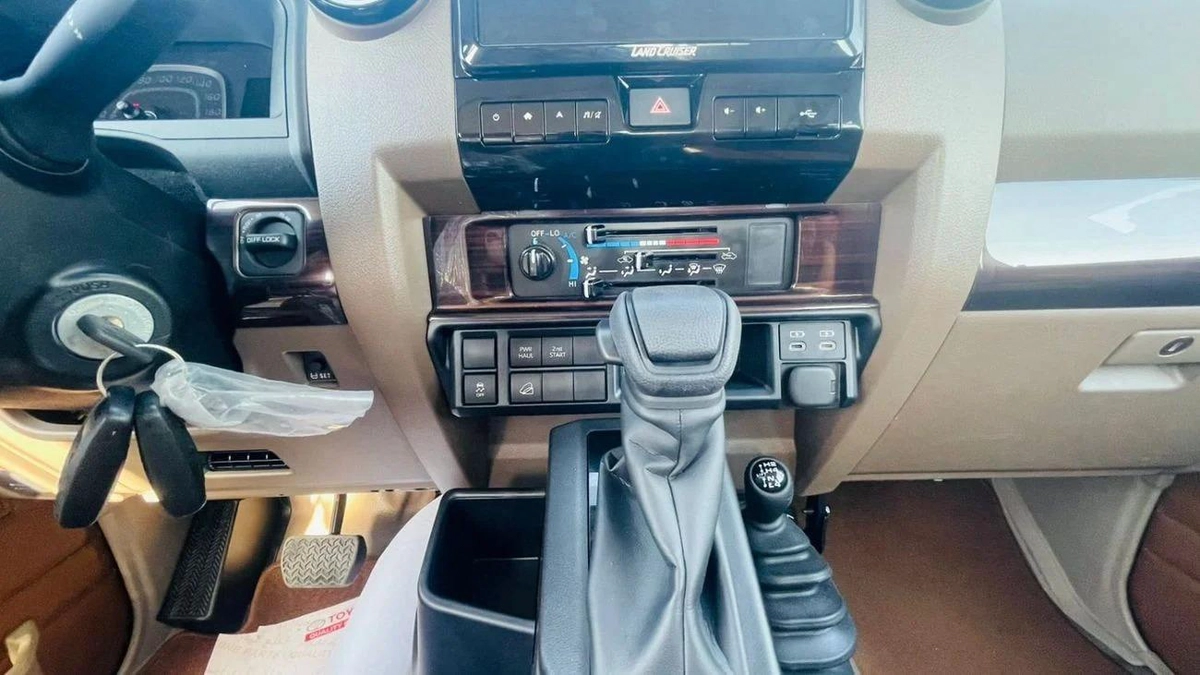 Toyota Land Cruiser Pick Up LC79 DOUBLE CABIN 70TH ANNIVERSARY 4.0 AUTOMATIC-7-7