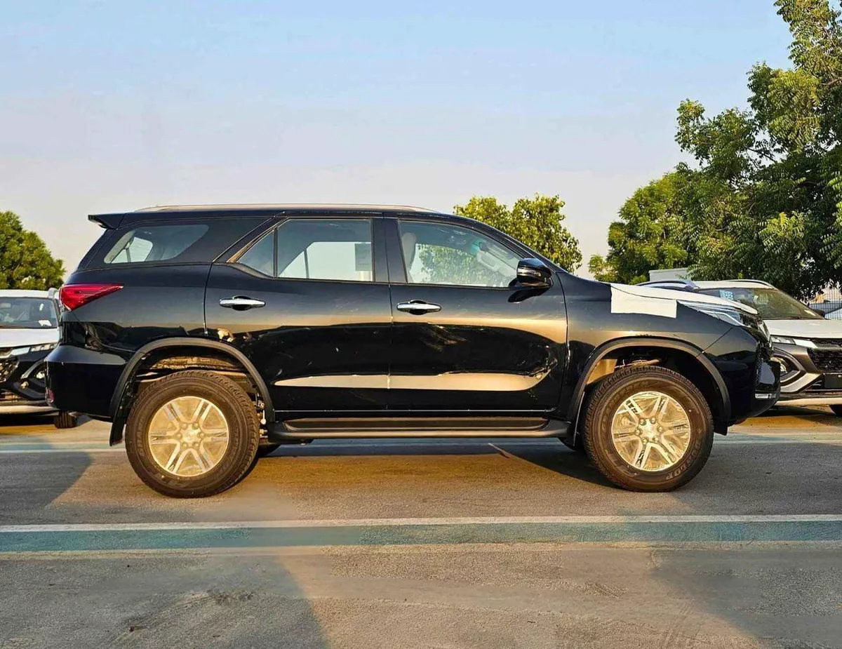 Toyota Fortuner VXR 4.0L V6 PETROL / AUTO AC / DIFF LOCK / DVD CAMERA (CODE # F6S)-1-0