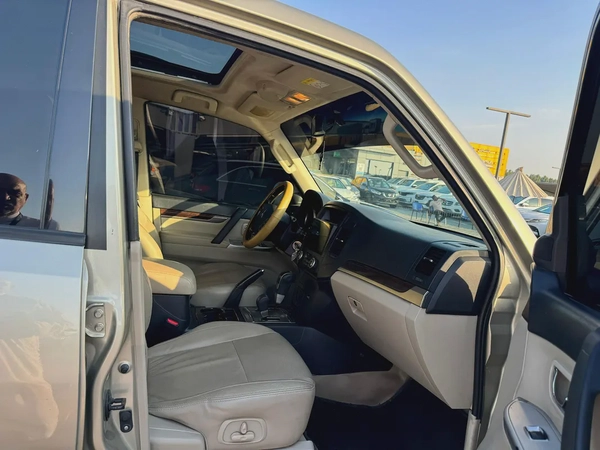 Mitsubshi pajero 2013 fullopshin goldcolor GCC