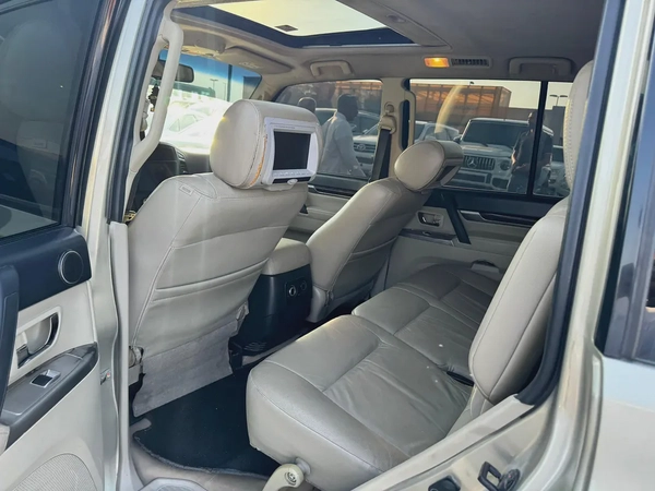 Mitsubshi pajero 2013 fullopshin goldcolor GCC