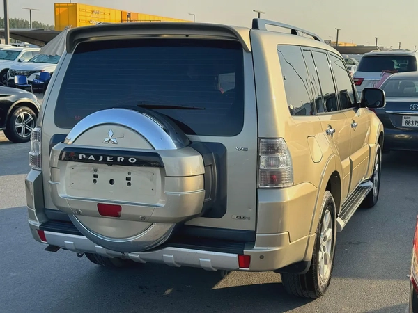 Mitsubshi pajero 2013 fullopshin goldcolor GCC