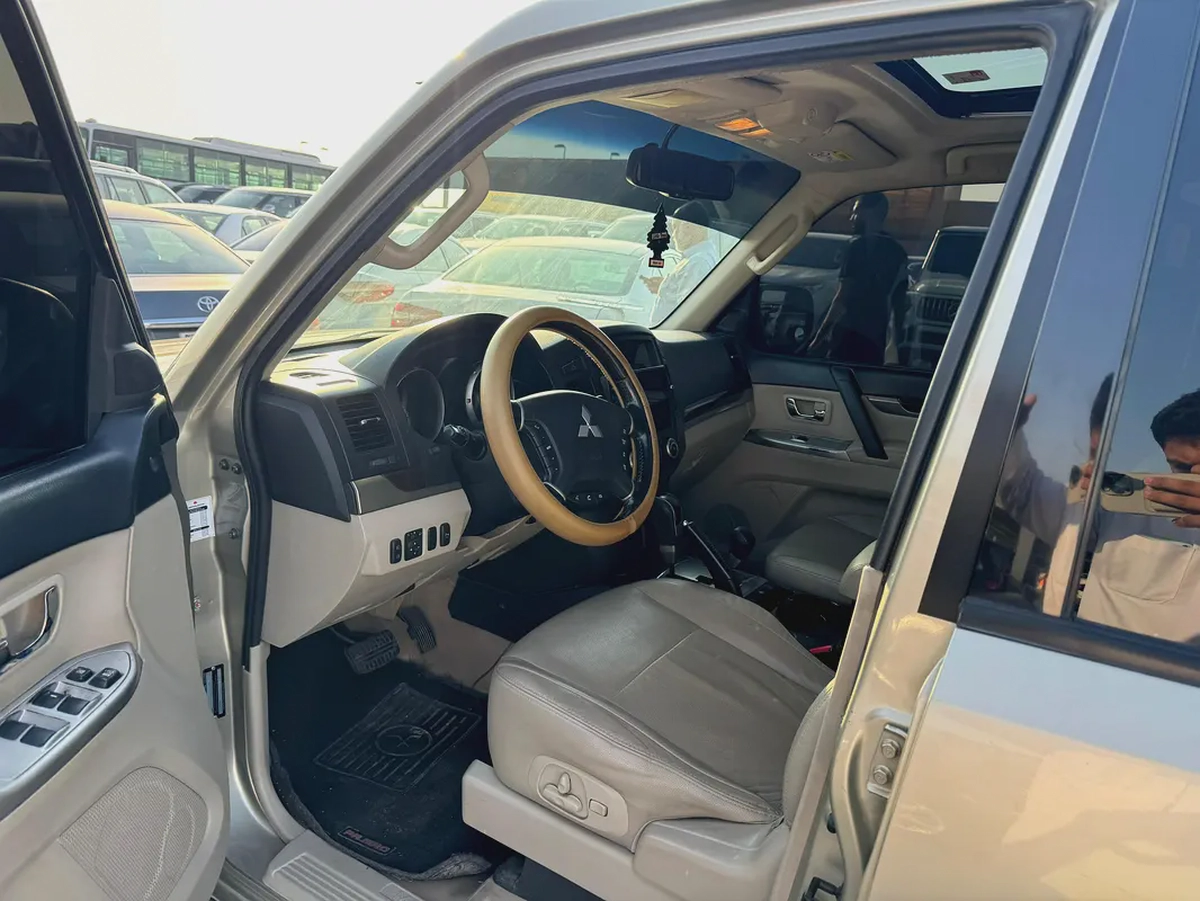 Mitsubshi pajero 2013 fullopshin goldcolor GCC-2-2