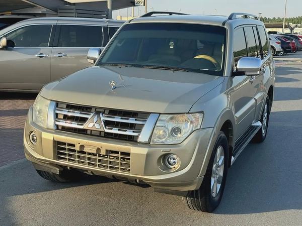 Mitsubshi pajero 2013 fullopshin goldcolor GCC