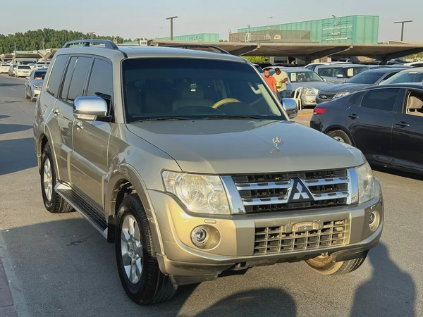 Mitsubshi pajero 2013 fullopshin goldcolor GCC