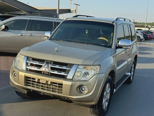 Mitsubshi pajero 2013 fullopshin goldcolor GCC