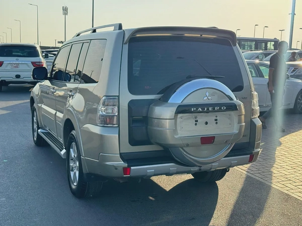 Mitsubshi pajero 2013 fullopshin goldcolor GCC