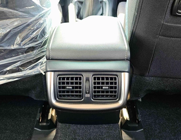 Toyota Hilux SR5 / NARROW BODY DOUBLE CABIN /T / REAL CAMERA WITH CHROME BUMPERS (CODE#HP2MF)