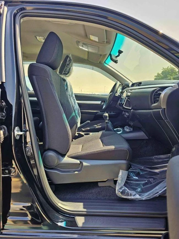 Toyota Hilux SR5 / NARROW BODY DOUBLE CABIN /T / REAL CAMERA WITH CHROME BUMPERS (CODE#HP2MF)
