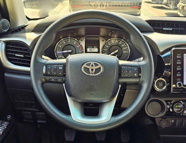 Toyota Hilux SR5 / NARROW BODY DOUBLE CABIN /T / REAL CAMERA WITH CHROME BUMPERS (CODE#HP2MF)