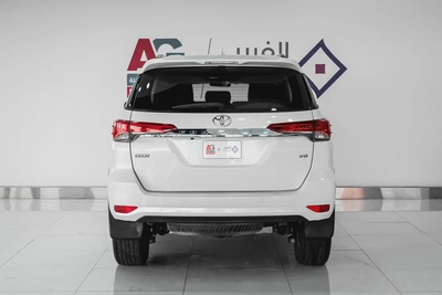 1 YR / 20,000 KM WARRANTY | 4.0 GXR | 6 CYLINDER | AED 1800 PM-4