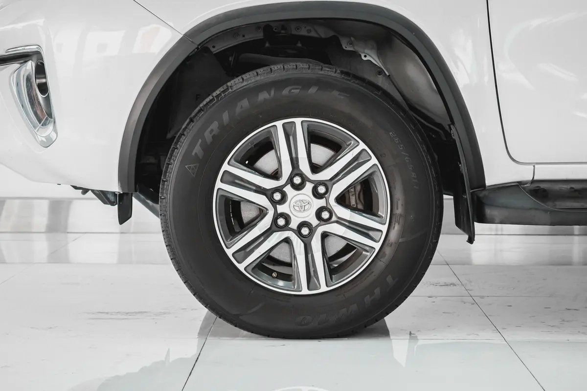 1 YR / 20,000 KM WARRANTY | 4.0 GXR | 6 CYLINDER | AED 1800 PM