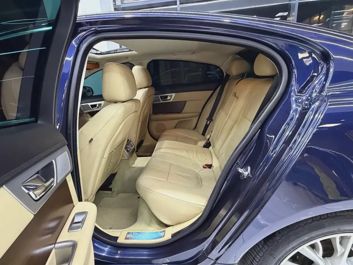 Jaguar XF Premium Luxury 2015 | GCC Specs | Pristine Condition-6-6