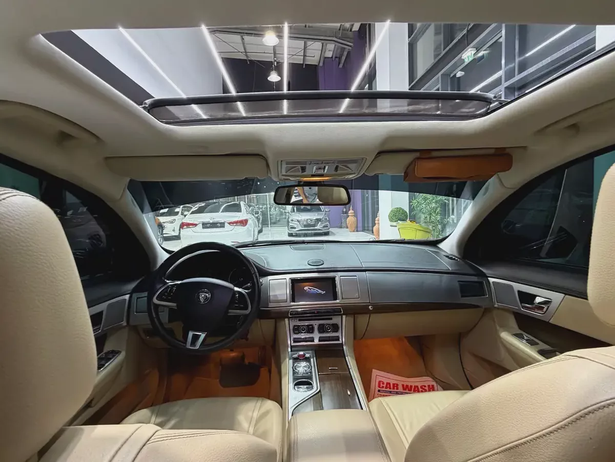 Jaguar XF Premium Luxury 2015 | GCC Specs | Pristine Condition-7-7