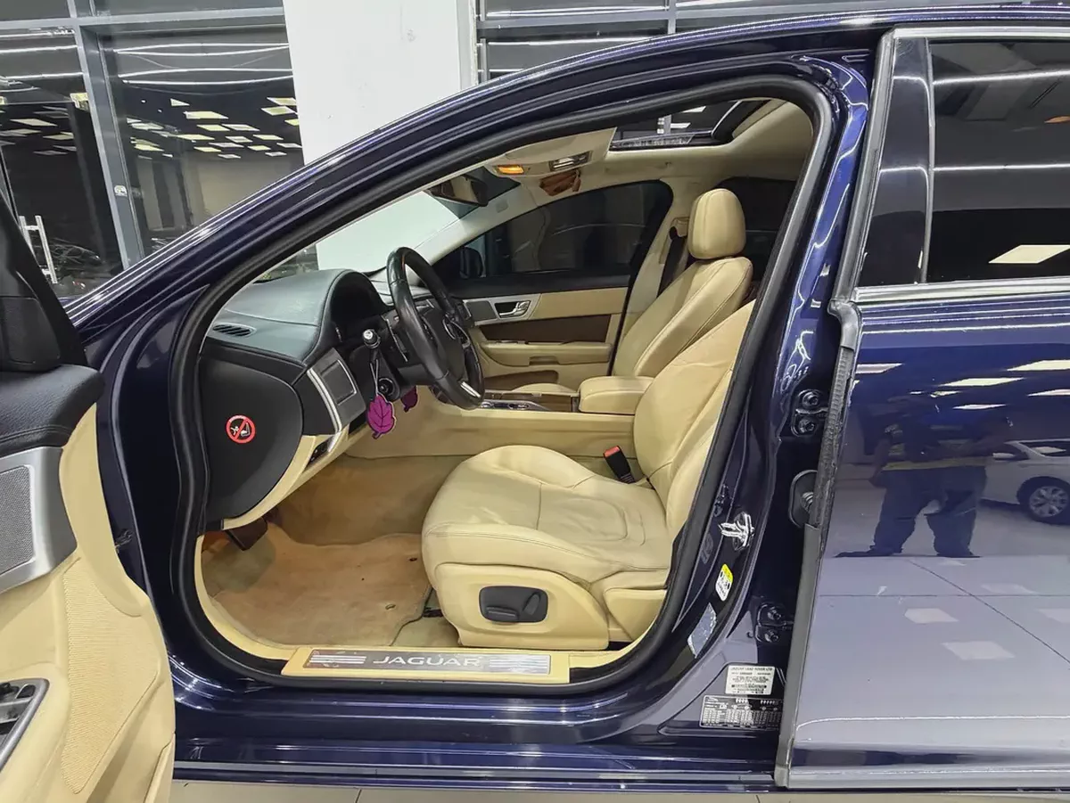 Jaguar XF Premium Luxury 2015 | GCC Specs | Pristine Condition-8-8
