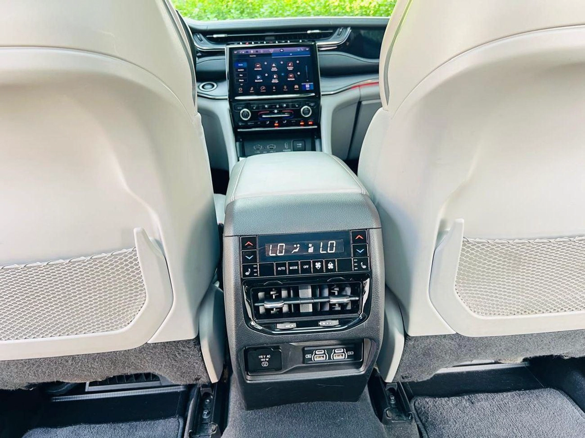 Jeep Grand Cherokee Overland 3.6L-8-8