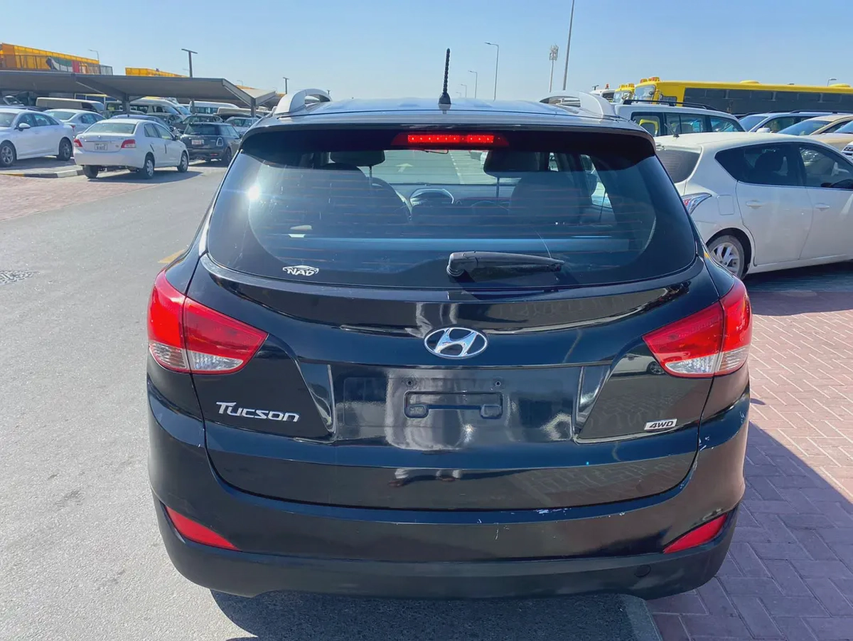 Hyundai tucson 2015 balck color GCC calen car-3-3
