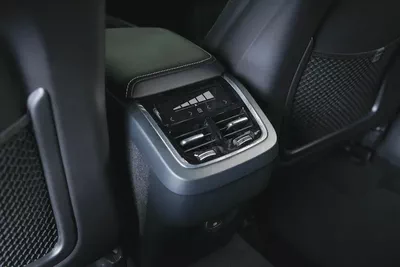 Volvo XC60 B5-Ultimate Dark-GCC-Al Futtaim Warranty And Service Contract- Mint Condition-18